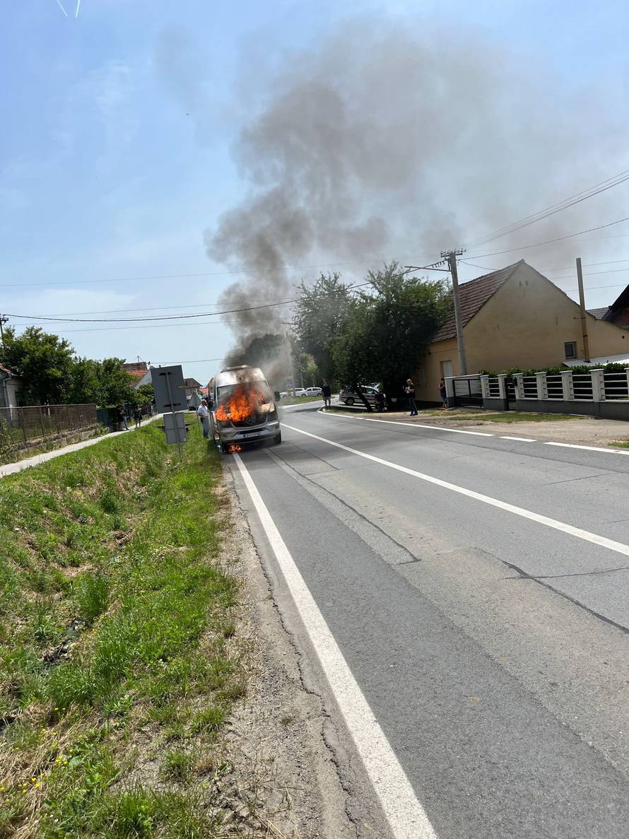 Minibus u plamenu: Interventni policajci gasili požar kod Sl. Broda do dolaska vatrogasaca