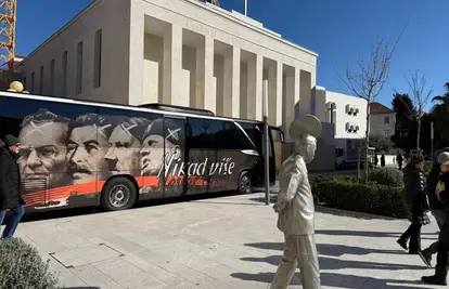 Busevi s Hitlerom, Mussolinijem i Titom prevoze djecu po Splitu. Vlasnik: 'Neka golicaju maštu'