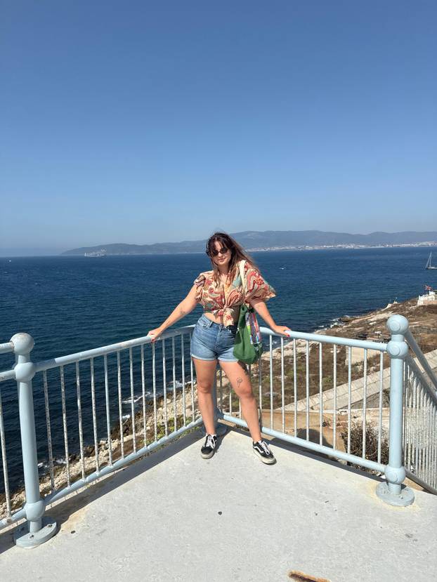 FOTO Majmuni su nam skakali po glavama na Gibraltaru i jeli iz ruke. Mame su pokazale zube