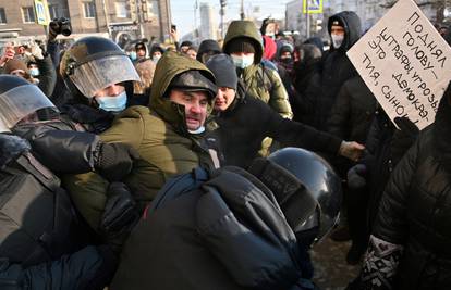Podrška Navaljnom: Stotine prosvjednika uzvikuje ' Putin je lažov', policija ih mlati i uhićuje