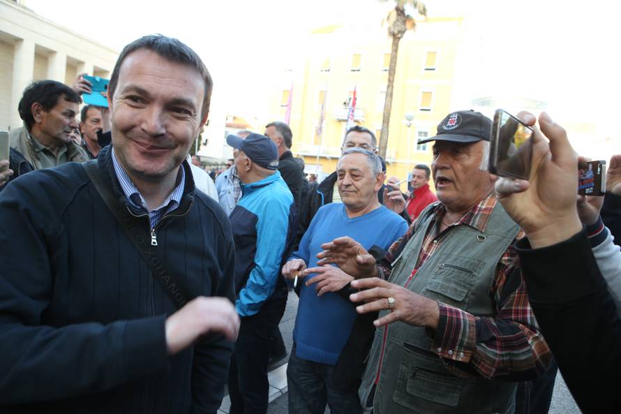 Policija izbacila HSP-ovce koji su ometali Frljićevu predstavu