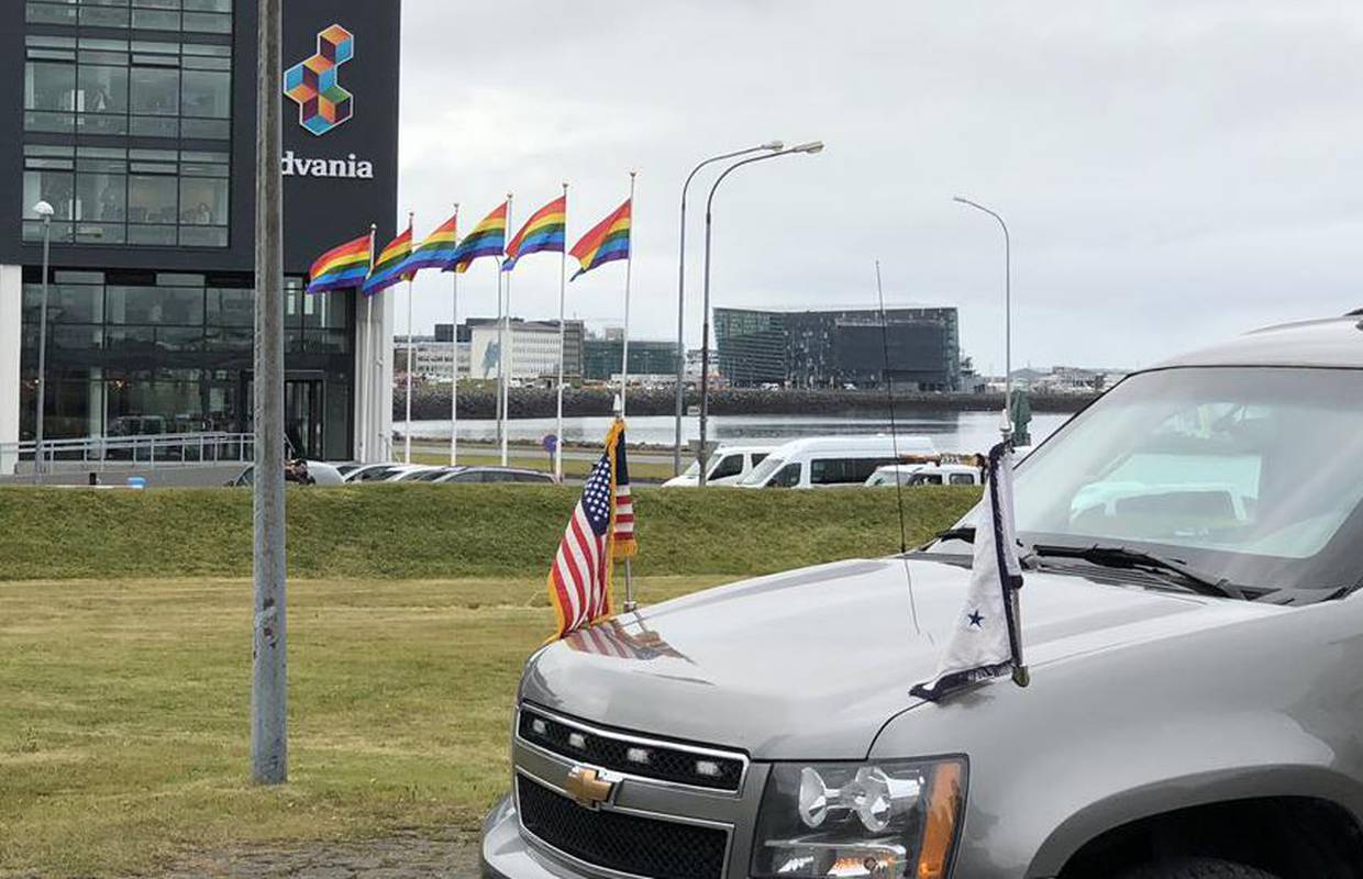 Islanđani su 'smjestili' Penceu i dočekali ga s Pride zastavama