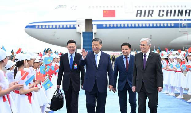 Kineski predsjednik Xi Jinping stigao je u Astanu, Kazahstan, 2. srpnja 2024. godine, kako bi sudjelovao na 24. sastanku Vijeća šefova država Šangajske organizacije za suradnju te u državni posjet Kazahstanu na poziv kazahstanskog predsjednika Kassym-Jomarta Tokayeva. Tokayev je organizirao svečanu dobrodošlicu na aerodromu kako bi dočekao Xija. 