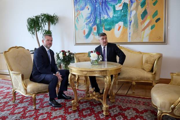 Zagreb: Svečani doček za predsjednika Slovačke u Uredu predsjednika RH