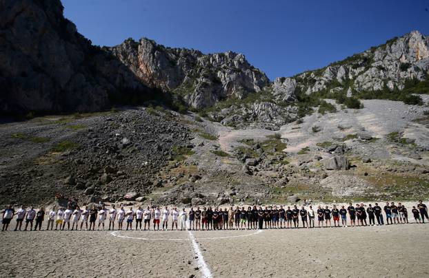 ARHIVA: Utakmica na dnu isušenog Modrog jezera koje danas doseže rekordan vodostaj