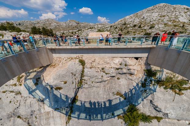 Brojni posjetitelji dovoljno su hrabri za obilazak Skywalka, vidikovca na Biokovu