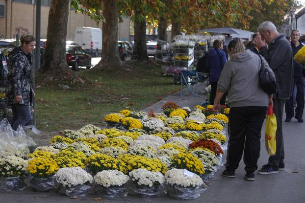 Osijek: Građani obilaze grobove najmilijih na Aninom groblju na dan Svih svetih