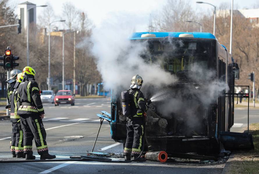 Zagreb: Vatrogasci ugasili poÅ¾ar na autobusu ZET-a na izlasku iz naselja Dugave