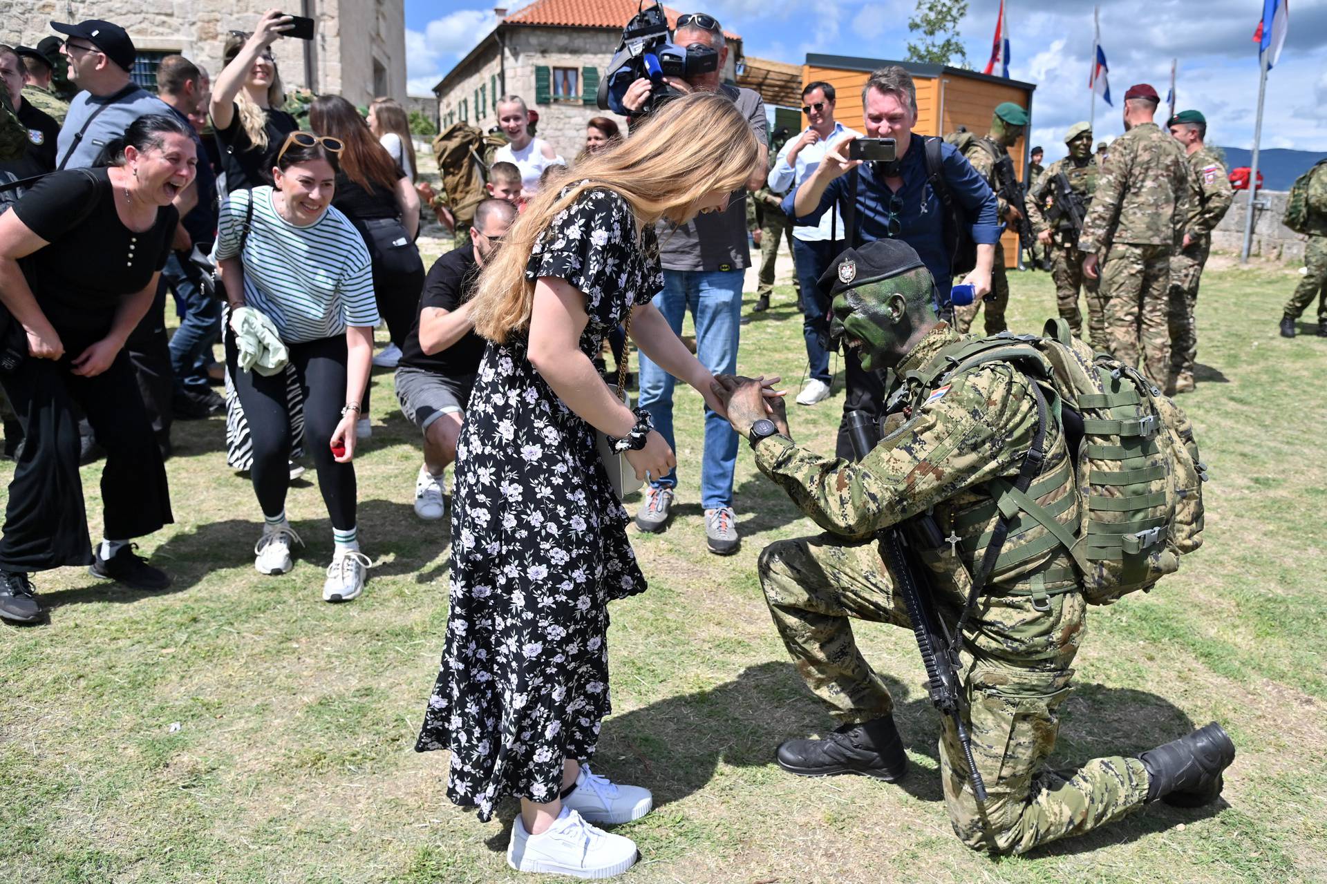 FOTO Završio obuku pa zaprosio djevojku na Kninskoj tvrđavi: 'Sad sam spreman i za brak...'