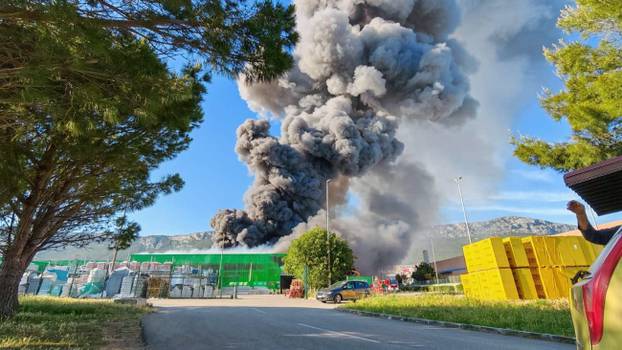FOTO Buktinja u Kaštelima: 'Sve smrdi po dimu, odjekuju sirene. Strah nas je da se ne proširi!'