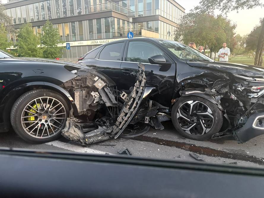 KRŠ I LOM Težak sudar kod Bundeka. Auti su razbijeni!