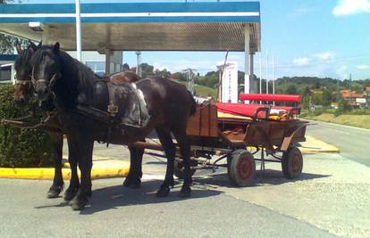 S konjima i kočijom došao na benzinsku pa si natočio  gorivo
