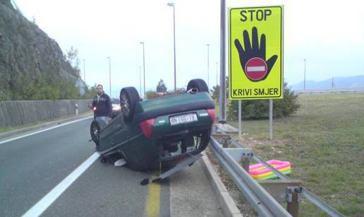 Prevrnuo se na krov, a iz automobila izašao ogreban