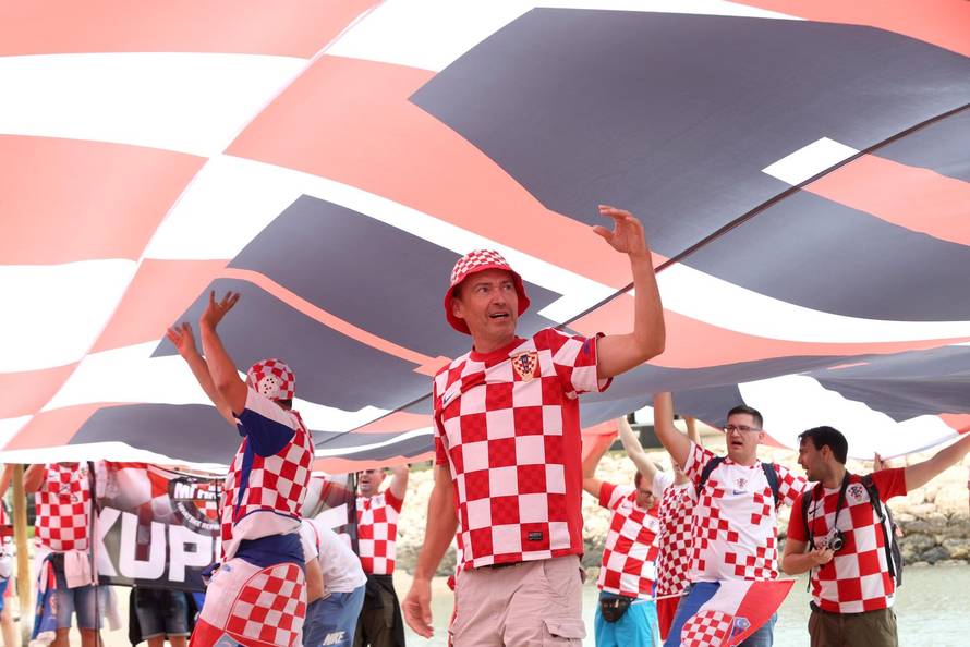 KATAR 2022 - Hrvatski navijači ponovno s divovskom zastavom na plaži ispred hotela Hilton Doha