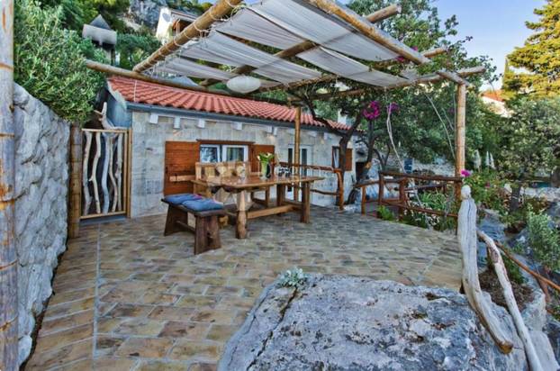 Idila na Hvaru: Kamena kuća sa 'svojom' plažom i privatnim vezom za 3,5 milijuna eura