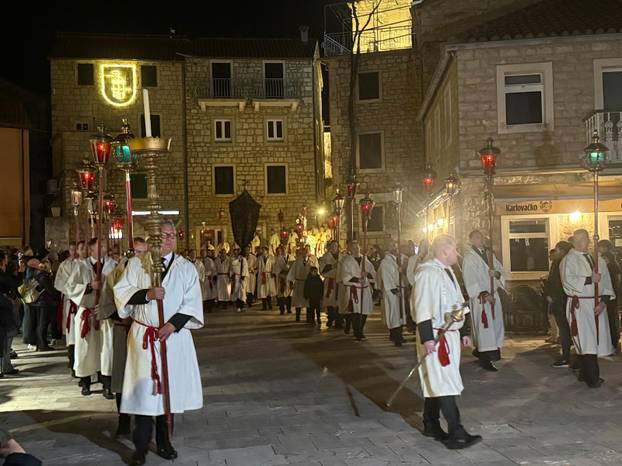 FOTO Procesija 'Za križen' na Hvaru okupila brojne vjernike