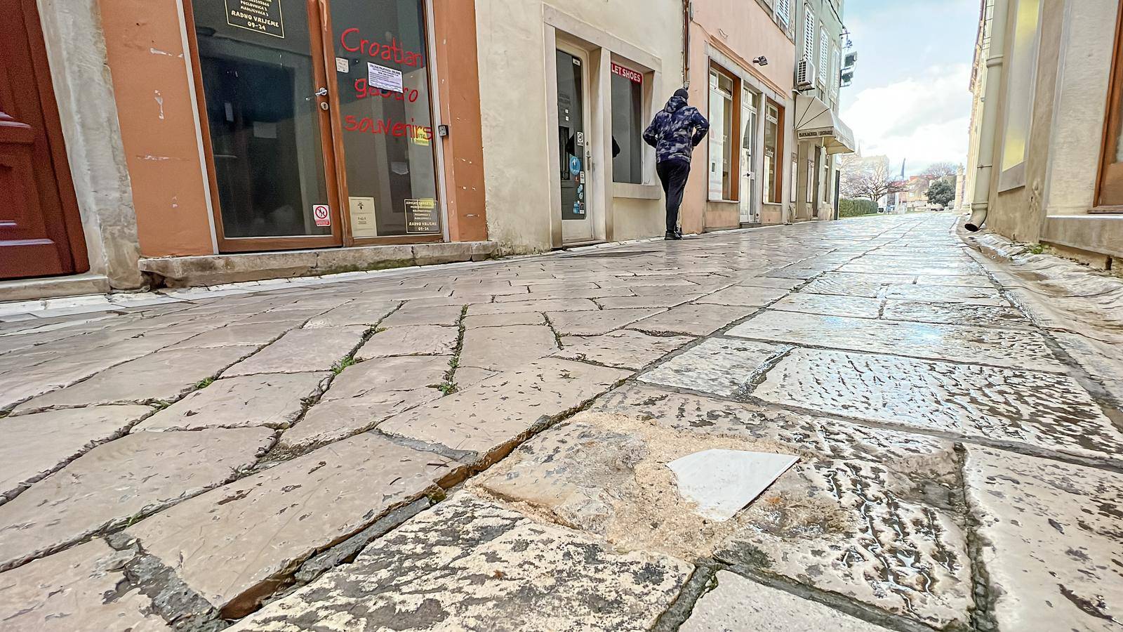 Zadar: Običnom keramičkom pločicom zakrpana rupa na staroj kamenoj ploči u centru grada