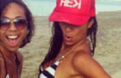 I ona voli 'twerk': Seksi Nicole trese guzom u bikiniju na plaži