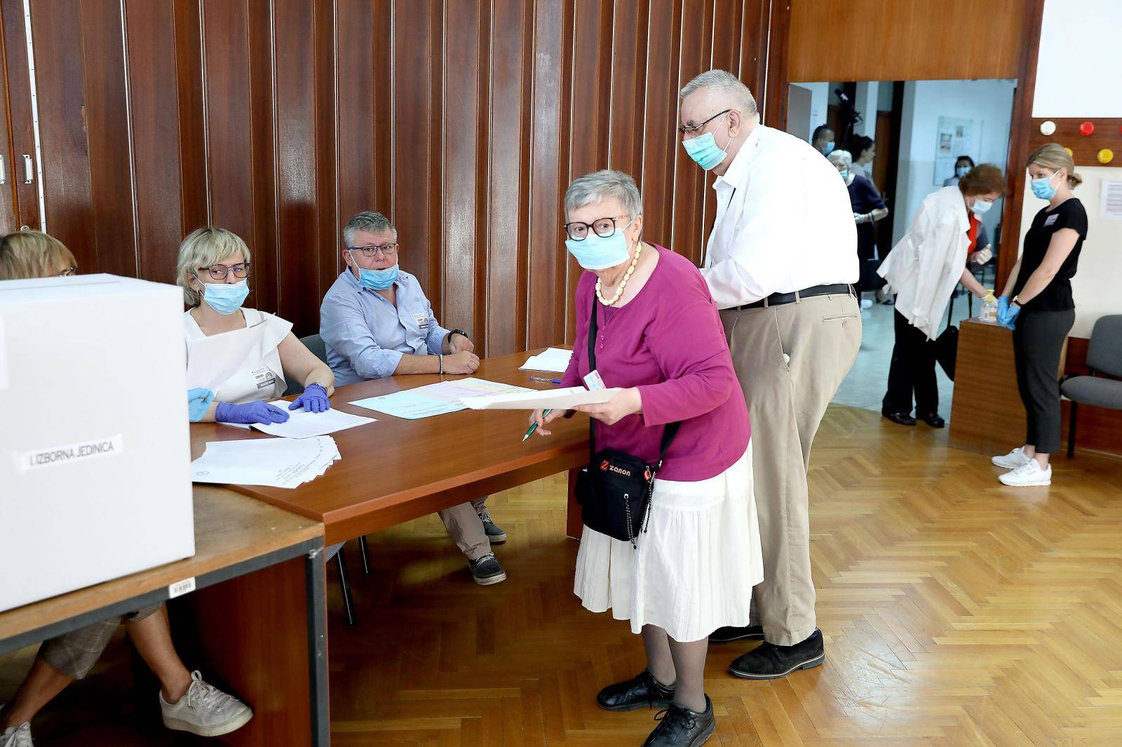 Zagreb: Građani izlaze na birališta kako bi dali svoj glas za zastupnike Hrvatskog sabora