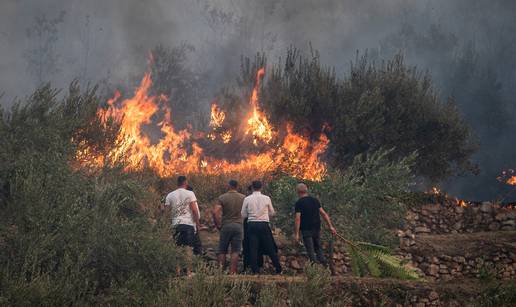 FOTO Strašni prizori na sjeveru Žrnovnice: Vatra među kućama!