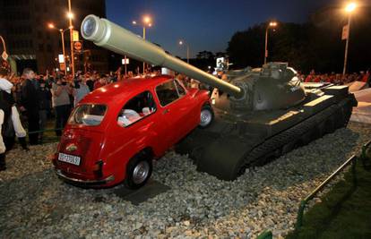 Odvrću mu vijke: Crveni Fićo preživio tenk, ali vandale ne