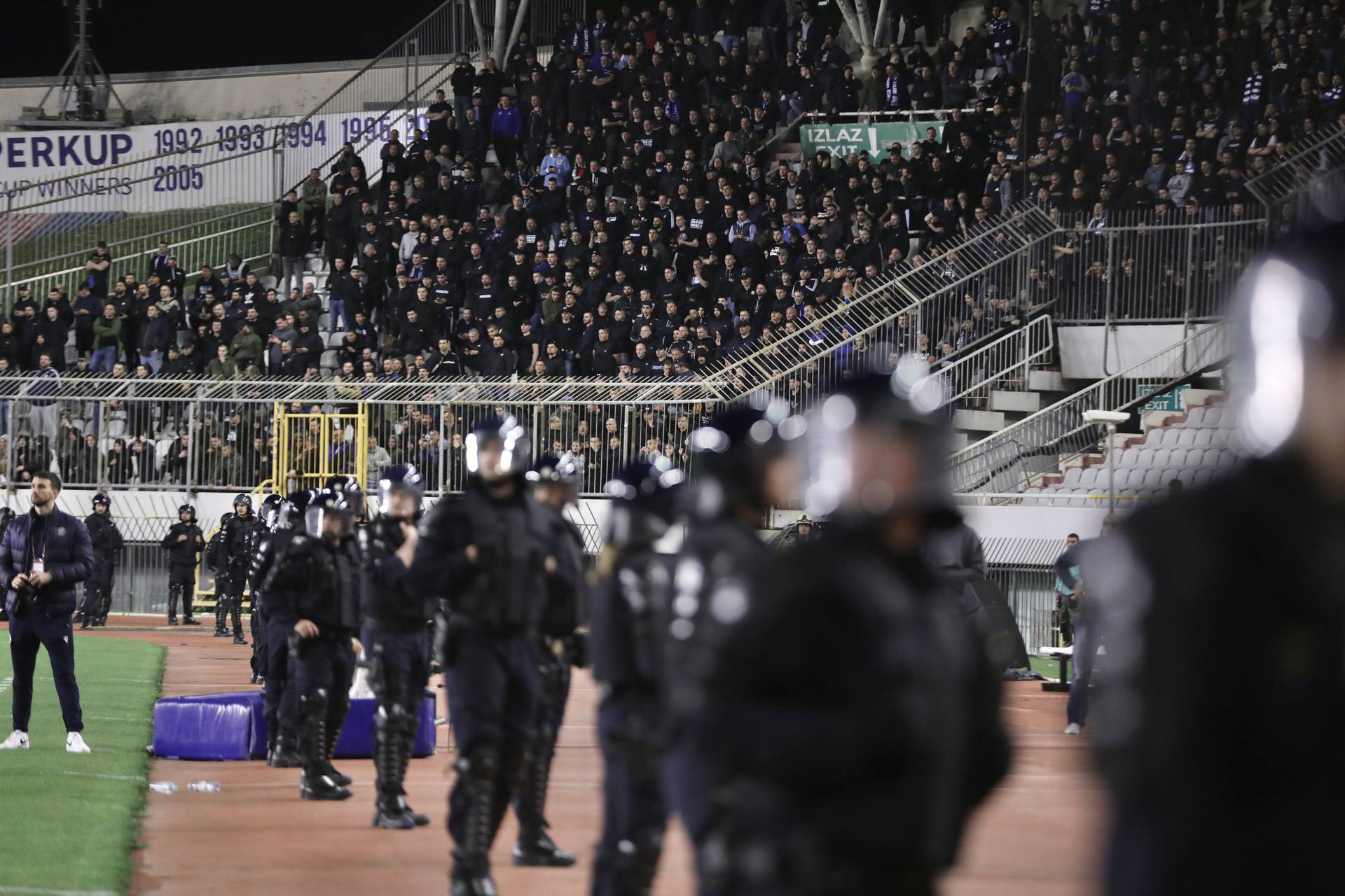 Kaos na Poljudu: Torcida upala na teren, igrači pobjegli u tunel! Specijalci tjerali huligane