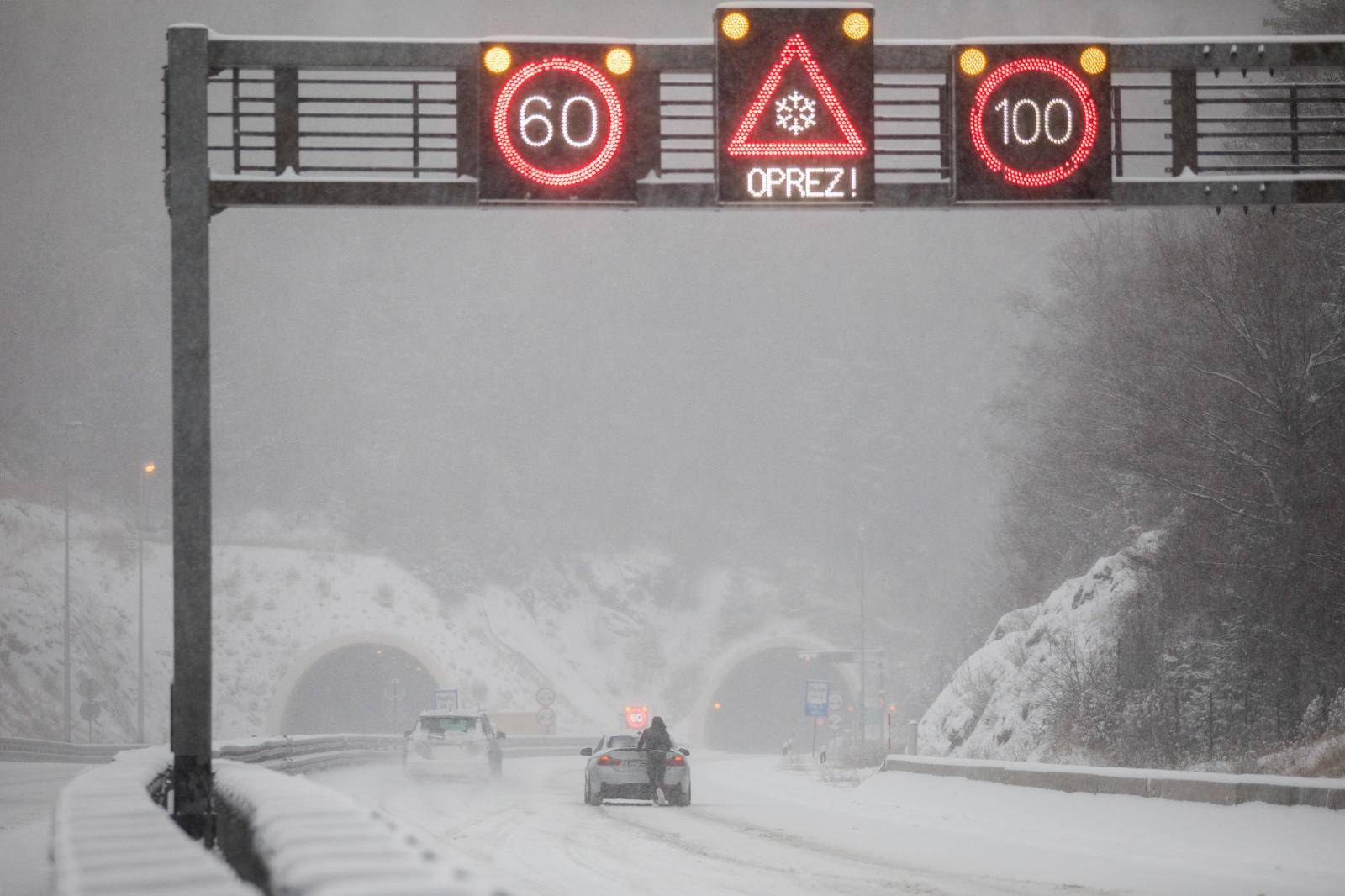 Zimske radosti na autocesti A6 Rijeka - Delnice