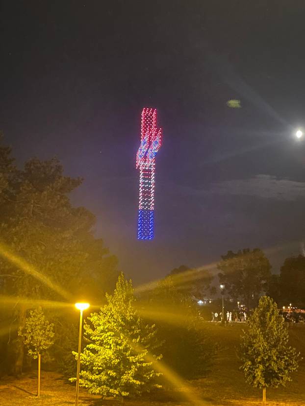 FOTO/VIDEO Spektakl na nebu: Dronovi formirali križ, Gospu...