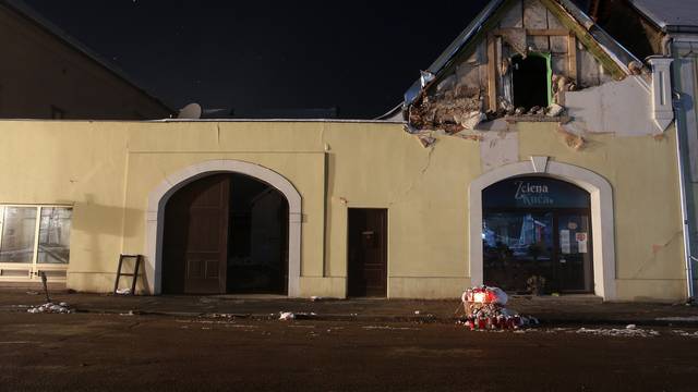 Noćne fotografije centra Petrinje dva tjedna nakon potresa