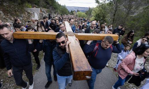 FOTO Kri&zcaron;ni put u Mostaru okupio brojne vjernike na Humu