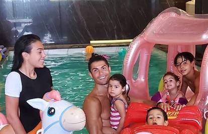 Ronaldova cura ne nosi gaćice kraj djece? Napali su je fanovi