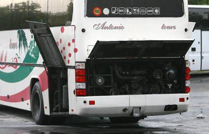 Samo deset minuta prije polaska zapalio im se bus