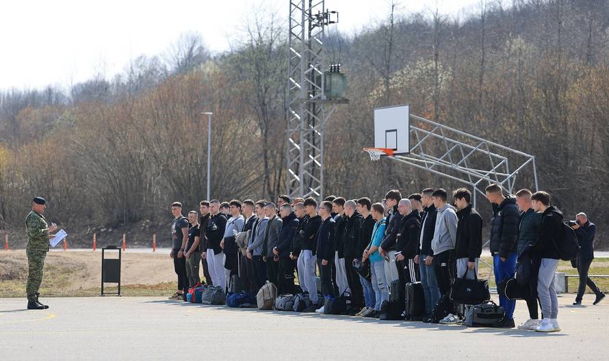 Ministar Anušić i general Kundid na prvom danu TVO-a na Slunju