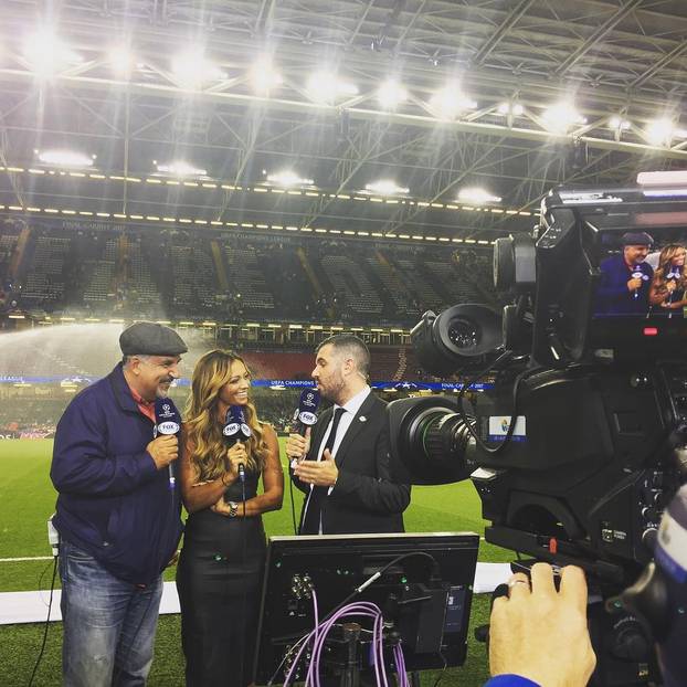 FOTO Incident u studiju Lige prvaka: Voditeljici pukla uska haljina, Henryju su 'bježale oči'