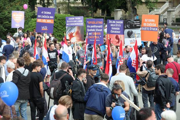 Zagreb: Okupljanje sudionika Hoda za život ispred HNK
