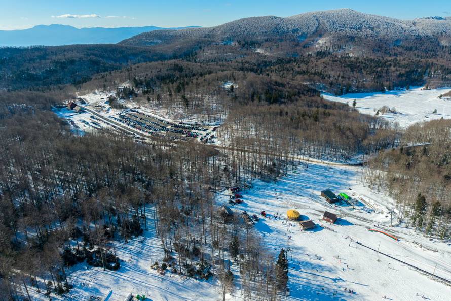 Pogled iz zraka na skijalište Platak pod snijegom