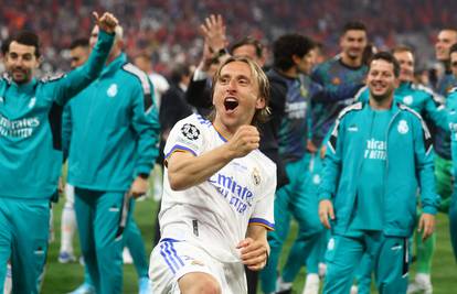 Šlag na tortu nezaboravne noći: Modrić potpisao tijekom slavlja