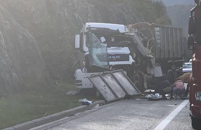 Stao zbog požara u tunelu Veliki Gložac pa se u njega zabio drugi kamion. Jedan čovjek ozlijeđen