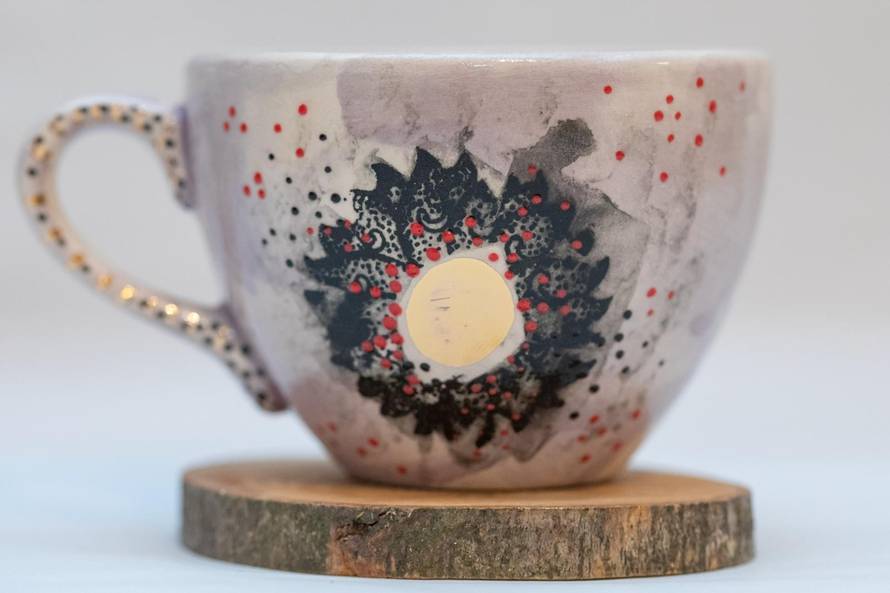 Šalice oslikavam zlatom, a djeca će mi pomogati jer je njihov rad ruku kreativan i posve slobodan