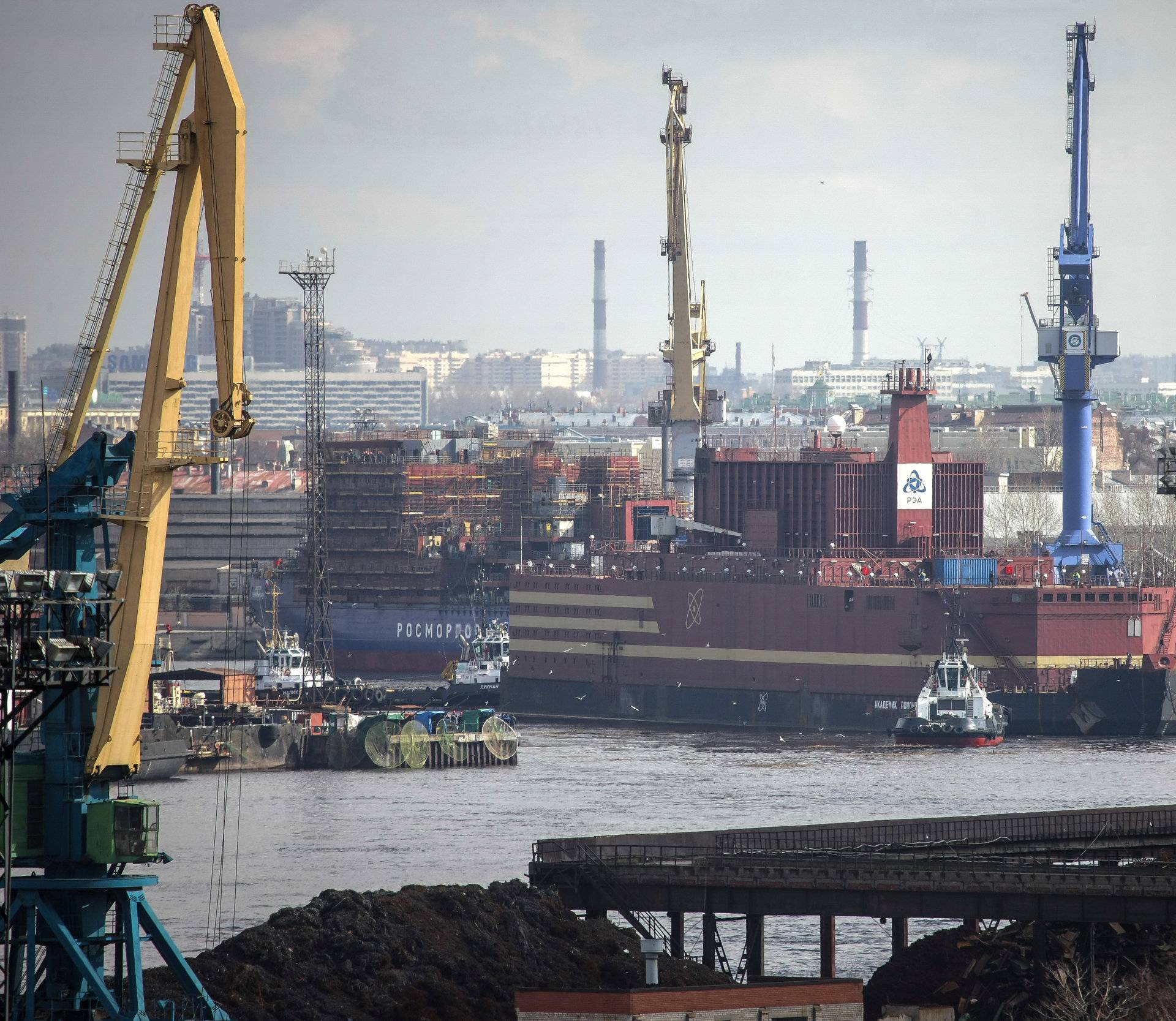 The "Akademik Lomonosov", the worldâs first floating nuclear power plant, leaves St. Petersburg under tow, towards Murmansk