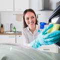 Mikrovalnu pećnicu očistite brzo i efikasno s limunom i octom