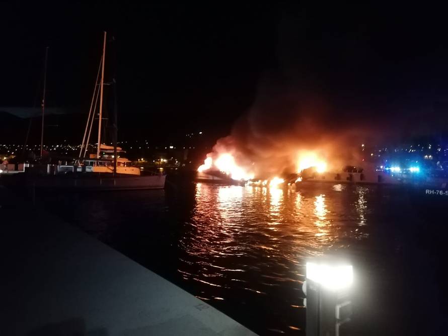 UŽIVO IZ MARINE: Jedan brod se zapalio i otplutao. Vatra se proširila na još pet brodova