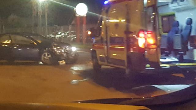 Troje ozlijeđenih u sudaru u Zagrebu: 'Ljudi su stajali i  gledali u šoku smrskani auto'