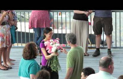 Dok je hodala prema dečku stranci su joj poklanjali cvijeće