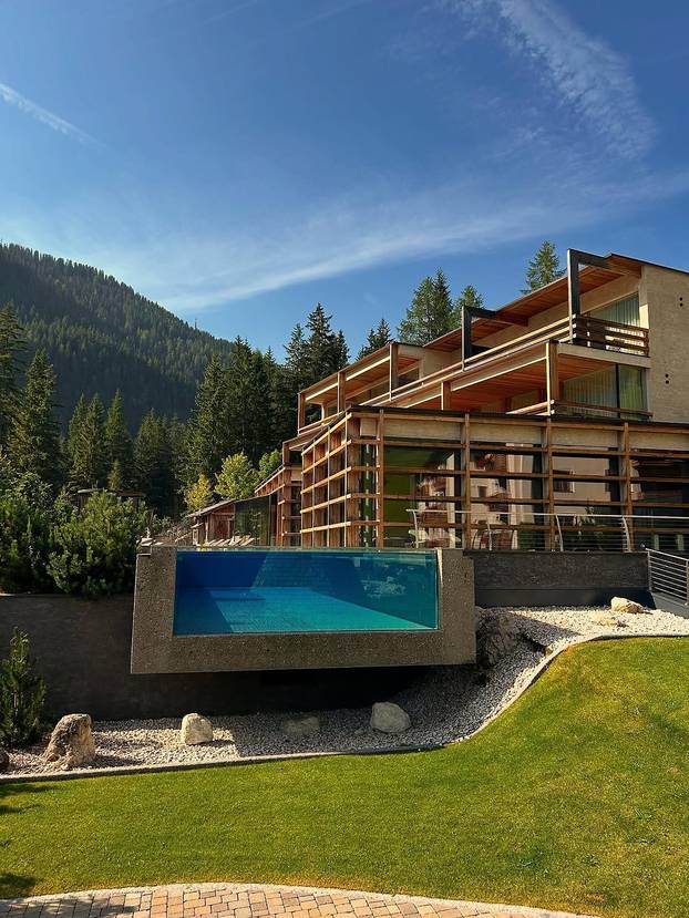 FOTO Ovo je najljepši bazen na Alpama: Topao je, proziran i ima pogled na Dolomite