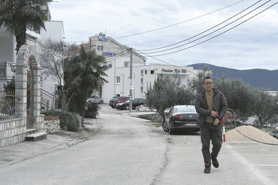 Kinezi se udomaćili u Komarni, s mještanima igraju i košarku