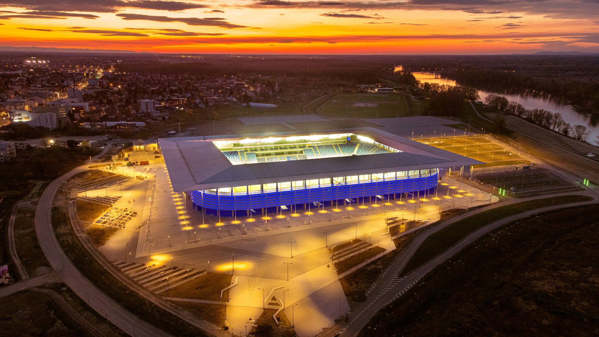 Pogled iz zraka na osvijetljeni novi stadion NK Osijeka