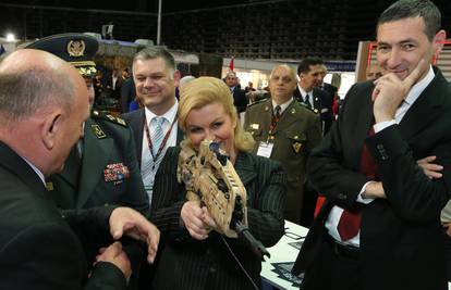 Kolinda razgledala puške na sajmu vojne opreme u Splitu 