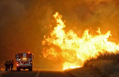 Kalifornija: Stotine ljudi bježe pred velikim šumskim požarom