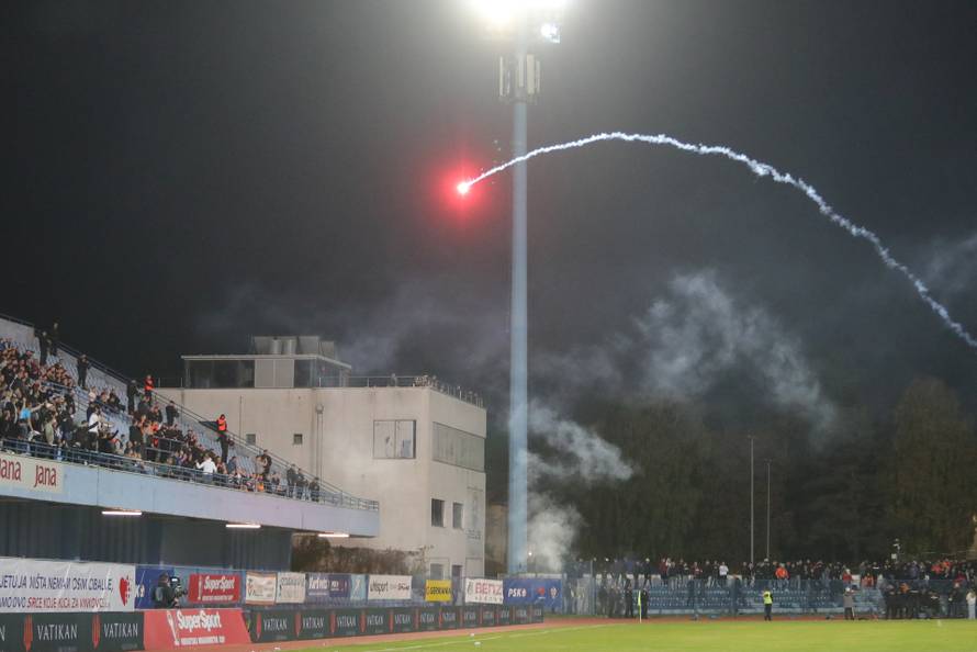 Vinkovci: Torcida bakljama gađala navijače Cibalije